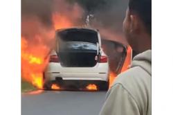 Viral Mobil BMW Terbakar di Sampang Madura, 2 Penumpang Lolos dari Kobaran Api<