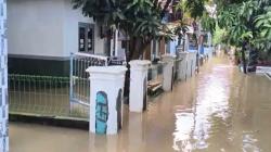 Hujan Deras, Sungai Singaraja Meluap Rendam Ratusan Rumah di Cirebon
