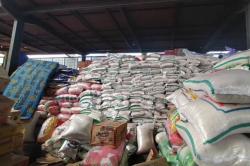 Penampakan Bantuan Korban Longsor Bandung Barat Menumpuk di Gudang Logistik<