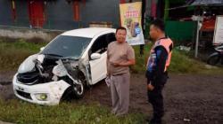 Nekat Melintas meski Palang Pintu Ditutup, Mobil Ringsek Ditabrak Kereta di Cilacap<