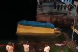 Truk Ekspedisi Jatuh ke Laut saat Keluar dari Kapal Feri di Dermaga Sofifi Tidore<