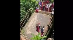 Berisiko Tinggi! Siswa SD di Pandeglang Nekat Lewati Jembatan Ambruk demi Sampai Sekolah<