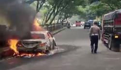 Mobil Mercy Terbakar di Nagreg Bandung, Pengemudi Tewas Terjebak Api<
