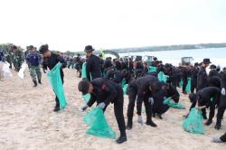 5.000 Relawan Gelar Aksi Bersih Pantai Kedonganan, Kapolda Bali Turun Langsung<