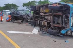Kecelakaan Beruntun 4 Kendaraan di Tol Ngawi-Solo, 3 Orang Luka<
