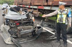 Kronologi Kecelakaan Beruntun Sedan Tabrak 2 Truk di Tol Surabaya-Gempol, Pengemudi Luka<