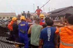 Penjual Keliling Tewas Tertimpa Bangunan Ambruk Diterjang Angin Kencang di Balikpapan<
