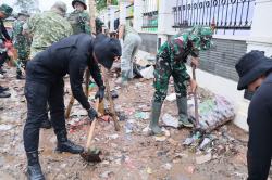 TNI-Polri dan Warga Jakarta Kompak Bersih-Bersih Waduk Cincin Papanggo, Kapolda dan Pangdam Turun Langsung