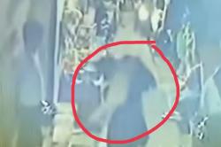 Viral Pria Diduga Gendong Mayat di Tambora Jakbar, Warga Resah