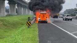 Mobil Bawa 4 Orang Ludes Terbakar di Tol Purbaleunyi KM 126<