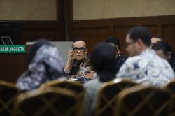 Ekspresi Noel Ebenezer Dengarkan Keterangan Saksi Kasus Dugaan Pemerasan