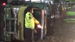 Truk Tabrak Elf di Sumedang, Belasan Penumpang Berhamburan Keluar<