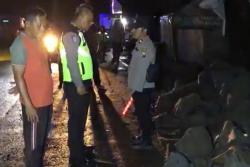 Tragis! Ibu Muda di Mojokerto Tewas Tabrak Tumpukan Batu Proyek Saluran Air PU<