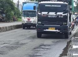 Jalur Pantura Cirebon Penuh Lubang Menganga, Banyak Truk Pecah Ban<