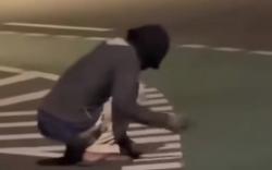 Viral Pria Bertopeng Bongkar 'Mata Kucing' di Underpass Cawang, Polisi Buru Pelaku