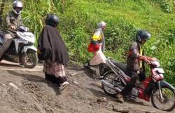 Jalur Utama Guci Tegal Ambles 1,5 Meter, Aktivitas Warga Lumpuh<