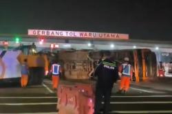 Kecelakaan Bus Pariwisata Terguling di Tol Waru Utama Surabaya, 12 Luka-luka<