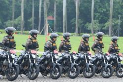 Satpol PP DKI Copot Atribut Parpol di Flyover: Membahayakan Pengendara