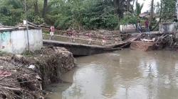 Jembatan di Sungai Cikambuy Serang Ambruk, Akses Kibin–Cikande Lumpuh<
