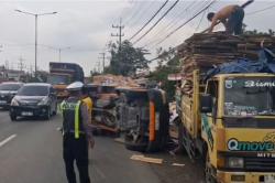 Kecelakaan Mobil Pikap Terguling di Sidoarjo, Jalur Surabaya-Mojokerto Macet hingga 2 Jam