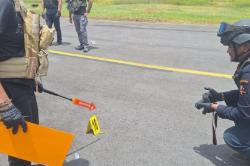 Olah TKP Penembakan Pesawat Smart Air di Bandara Koroway Batu, Ditemukan 13 Lubang Peluru<
