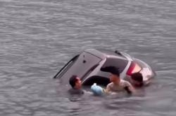 Viral Mobil Terjun ke Laut di Ulee Lheue Banda Aceh, Warga Berenang Selamatkan Pengemudi<