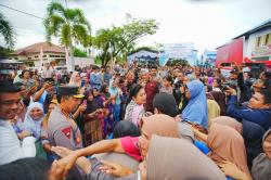 Kapolri dan Ketua Komisi IV Tinjau Huntara Korban Bencana di Tapteng, Salurkan 16 Truk Bantuan