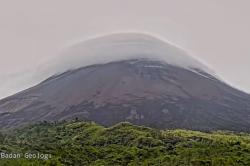 Gunung Merapi Luncurkan Awan Panas 1 Km ke Arah Kali Krasak, Status Masih Siaga<