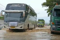 Jalan Pantura Kaligawe arah Demak-Semarang Terendam Banjir, Arus Lalu Lintas Tersendat<