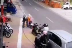 Viral Kecelakaan Minibus Hilang Kendali Tabrak 3 Pemotor di Cianjur, 7 Orang Luka-Luka