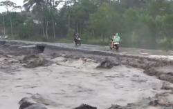 Banjir Lahar Semeru Terjang Lumajang, Operator Alat Berat Nyaris Hanyut<