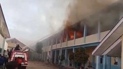 6 Ruang Kelas dan Kantin SMPN 2 Sungai Penuh Jambi Ludes Terbakar, Warga Panik<