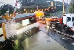 Ngeri! Begini Detik-Detik Kereta Bandara Tabrak Truk di Poris Tangerang<