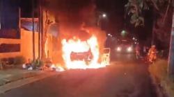 Mobil Terbakar Hebat di Jalan Manyar Jaya Surabaya<