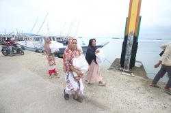 Ratusan Warga Pesisir Pulau Panjang Serang Terima Paket Sembako Ramadan