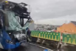 2 Bus Transjakarta Adu Banteng di Jalur Layang Cipulir, Penumpang Terluka