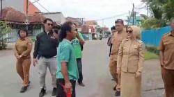 Kesal Drainase Tertutup Bangunan, Warga Adang Kunjungan Bupati Pangandaran di Kawasan Wisata<