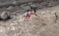 Ayah dan Anak di Lumajang Terseret Banjir Lahar Semeru saat Antar ke Sekolah<
