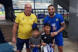 Viral Pungut Sampah di GBLA, Dua Kakak Beradik Diundang Latihan Persib Bandung<