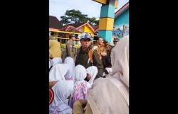 Geger SD di Jember Disegel Ahli Waris, Warga Jebol Paksa Kunci Gembok Sekolah<