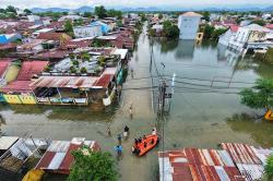 Potret Warga Makassar Dikepung Banjir