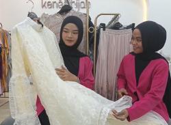 Tren Busana Lebaran 2026, Gamis Bini Orang di Cirebon Ludes Diborong Emak-Emak