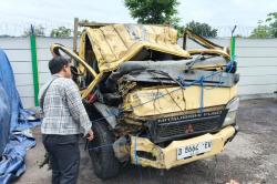 Kecelakaan Truk Tabrak Pembatas Jalan Tol Cipularang, Sopir Tewas<