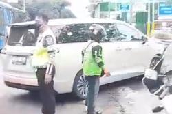 Kecelakaan di Jalan Gatot Subroto, Mobil Listrik Tabrak Separator Busway<