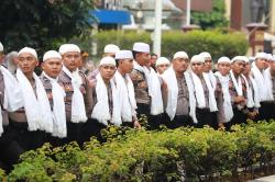 Potret Puluhan Polisi Pakai Peci dan Sorban Amankan Aksi BEM UI di Mabes Polri