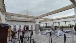 Angin Kencang Terbangkan Atap Resto 3 Lantai di Maros, Satu Karyawan Terluka<