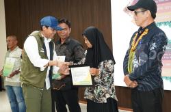 Menhut Bagikan SK Perhutanan Sosial di IKN, Sampaikan Salam dari Prabowo