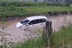 Minibus Tercebur ke Irigasi usai Tabrak Motor di Lampung, 4 Luka-Luka<