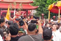 Cap Go Meh Manado Dipadati Ribuan Warga, 10 Tangsin Tampilkan Atraksi Ekstrem<