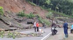 Hujan Deras Picu Longsor Bukit Clongop, Jalur Penghubung Jateng–DIY Ditutup <